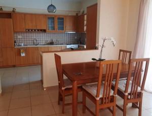 A kitchen or kitchenette at Lovely house