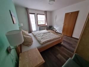 Tempat tidur dalam kamar di Ravensbergblick - harzlich willkommen in Bad Sachsa