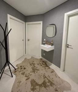 a bathroom with a sink and a mirror at Apartamento Prestige Tondela in Tondela