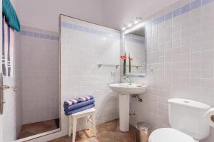 Koupelna v ubytování JUSTO EN LA PLAYA - La Huaca + 20 fotografií