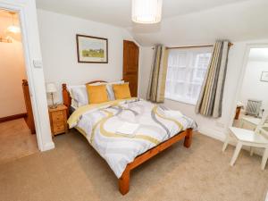 1 dormitorio con cama y ventana en 5A Waterfall Way, en Market Harborough