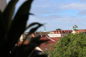 uitzicht op de daken van gebouwen in een stad bij Hotel Albena - garni Hotel in Fürstenwalde
