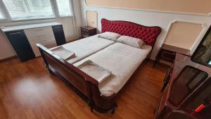 Un pat sau paturi într-o cameră la Guest House Anna