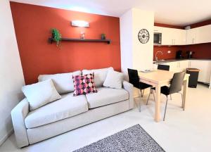 uma sala de estar com um sofá e uma mesa em T2 au cœur du centre historique de Briançon #3 em Briançon