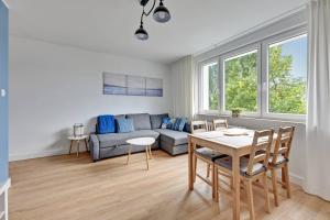 ein Wohnzimmer mit einem Sofa und einem Tisch in der Unterkunft Grand Apartments - Summer - Apartament Gdańsk in Danzig