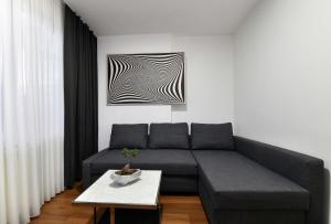 uma sala de estar com um sofá e uma mesa em Nish Suites Atasehir em Istambul