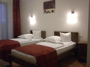 Säng eller sängar i ett rum på Pensiunea Cetatea Craiului
