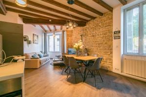 sala de estar con mesa y pared de ladrillo en L'alcôve, au centre ville de Dijon, en Dijon