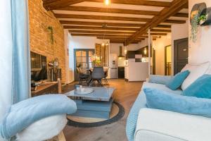 sala de estar con sofá azul y mesa en L'alcôve, au centre ville de Dijon, en Dijon