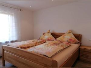 uma cama num quarto com duas almofadas em Stockerhof em Elzach