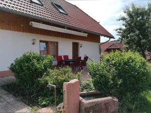 Casa con patio con mesa y sillas en Stockerhof en Elzach