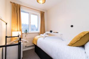 a bedroom with a bed and a window at Coventry- Perchfoot 3 Bedroom Contractor and Pet-Friendly Spacious House By Sublime Stays in Parkside