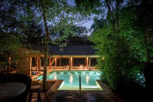 Bassein majutusasutuses Rio Perdido Hotel & Thermal River või selle lähedal