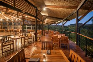 Restoran või mõni muu söögikoht majutusasutuses Rio Perdido Hotel & Thermal River