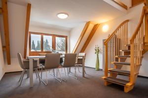 een eetkamer met een tafel en stoelen bij Appartements Waldrose in Titisee-Neustadt