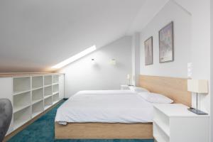 Postel nebo postele na pokoji v ubytování Aparthotel Esencja Warszawy Nowy Świat