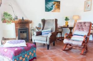 sala de estar con 2 sillas y chimenea en Akivillas Ericeira Charm, en Santo Isidoro