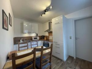 - une petite cuisine avec une table et des chaises dans la chambre dans l'établissement Apartment mit Terrasse No1, à Quedlinbourg