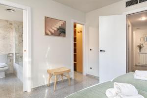 una camera con letto, doccia e servizi igienici di Flateli Plaça Catalunya 10 a Girona