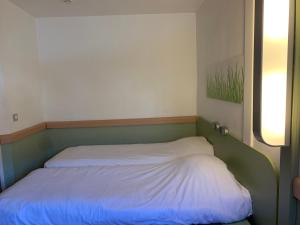 Postel nebo postele na pokoji v ubytování ibis budget Chambéry Sud Challes Les Eaux