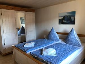 En eller flere senger på et rom på Ferienwohnung & Pension Brückner