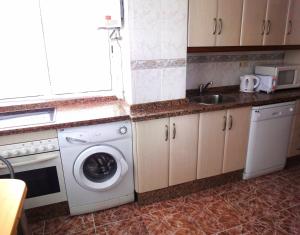 kuchnia z pralką i zlewem w obiekcie Costamar, Primera linea de playa, 3 dormitorios, 2 baños, vistas al mar, Internet Wifi y Garaje, Ideal parejas y familias w mieście Benalmádena