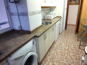 Kuchnia lub aneks kuchenny w obiekcie Costamar, Primera linea de playa, 3 dormitorios, 2 baños, vistas al mar, Internet Wifi y Garaje, Ideal parejas y familias