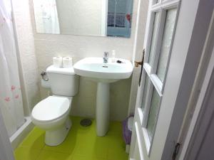 biała łazienka z toaletą i umywalką w obiekcie Costamar, Primera linea de playa, 3 dormitorios, 2 baños, vistas al mar, Internet Wifi y Garaje, Ideal parejas y familias w mieście Benalmádena