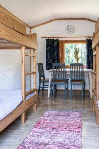 1 dormitorio con 1 cama, mesa y sillas en Cafe Alppila, en Iniö