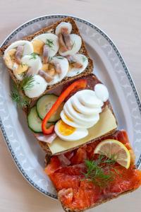 zwei Scheiben Toast mit Eiern und Gemüse auf einem Teller in der Unterkunft Cafe Alppila in Iniö