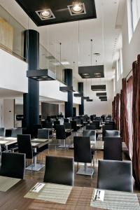 a dining room with tables and chairs at Hotel Alimara in Barcelona