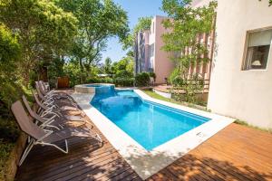 einen Pool mit Stühlen auf einer Terrasse neben einem Gebäude in der Unterkunft Hotel Viña del Mar in Ostende