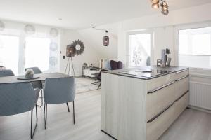 a kitchen and living room with a table and chairs at Astenperle II in Winterberg Infrarosauna, Massagesessel, Balkon in Winterberg