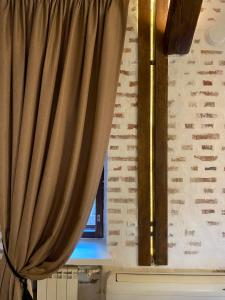 uma janela com uma cortina num quarto em Атмосферные апартаменты с сауной и видом на парк em Vyborg
