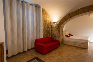 奧爾維耶托的住宿－方塔娜拉假日公寓，一间设有红色椅子和一张床的房间