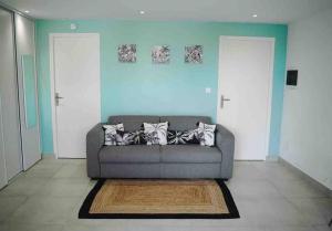 Χώρος καθιστικού στο Les Alizés Bleus - Cosy appartement avec piscine