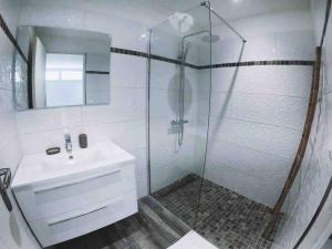 Ένα μπάνιο στο Les Alizés Bleus - Cosy appartement avec piscine