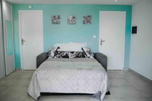 Postel nebo postele na pokoji v ubytování Les Alizés Bleus - Cosy appartement avec piscine