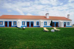 una casa con un parco giochi di fronte di O Monte da Estrada a Zambujeira do Mar