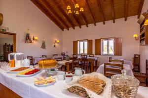 un tavolo con del cibo sopra in una stanza di O Monte da Estrada a Zambujeira do Mar
