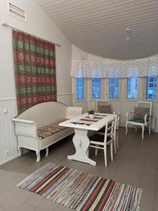 Posezení v ubytování Nuorisokeskus Villa Elba