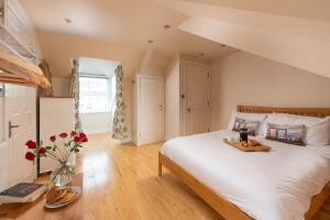 um quarto com uma cama com uma bandeja de comida em Windsor Lookout em St. Ives