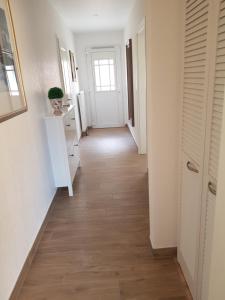 - un couloir avec des murs blancs et du parquet dans l'établissement Landhaus Julia, à Kobern-Gondorf
