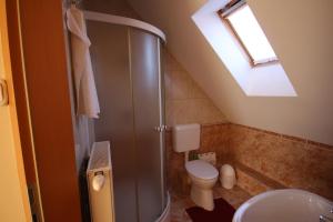 Kúpeľňa v ubytovaní Mandula Wellness Apartmanház + 7 fotografií