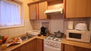 Kuchyňa alebo kuchynka v ubytovaní Mandula Wellness Apartmanház