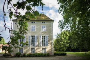 una casa blanca con techo de gambrel en Château Armand Heitz - Domaine Armand Heitz, en Chaudenay