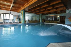 Bazén v ubytování HOTEL SPA MONTANA nebo v jeho okolí