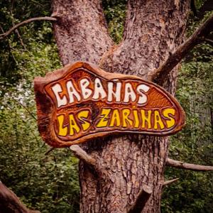 a sign on the side of a tree at Las zarinas 1 in Trapiche