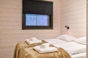 2 camas con toallas encima de ellas en un dormitorio en Holiday In Lapland - SointuiLevi B68 sa1, en Levi