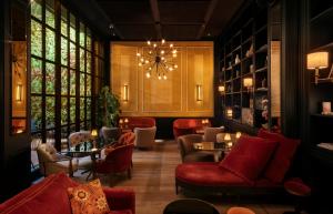 una hall con sedie, tavoli e lampadario a braccio di Wittmore Hotel - Adults Only a Barcellona